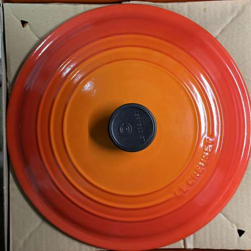 全新 Le Creuset 圓形琺瑯鑄鐵鍋 28cm 橙色