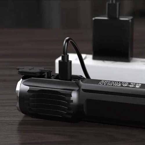 神火 SupFire F15 強光充電寶電筒 二千流明，5200 mAh. 數碼顯示屏