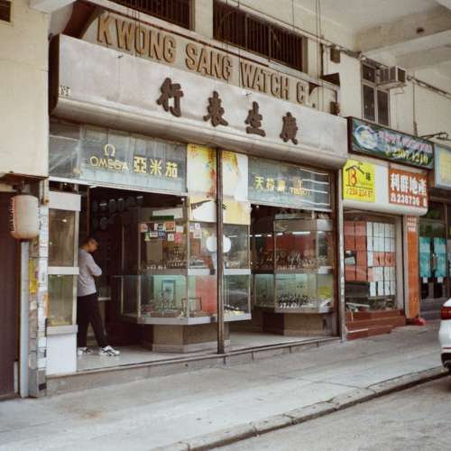 出售香港品牌HALINA 150菲林相機一部，呢部係澳門制造，－切正常，外觀約八成新，最...