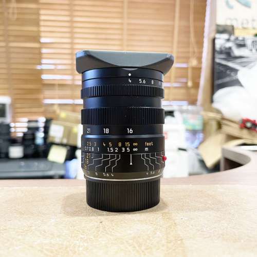 Leica Tri-Elmar-M 16-18-21mm F/4 ASPH with universal wide-angle viewfinder WATE