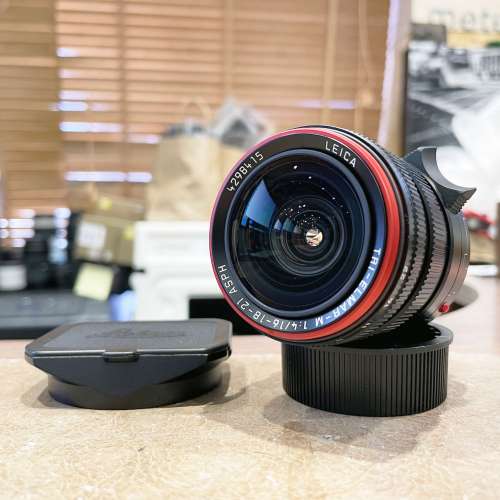 Leica Tri-Elmar-M 16-18-21mm F/4 ASPH with universal wide-angle viewfinder WATE
