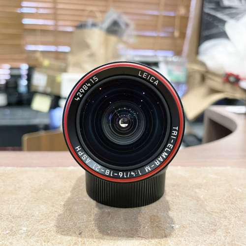 Leica Tri-Elmar-M 16-18-21mm F/4 ASPH with universal wide-angle viewfinder WATE