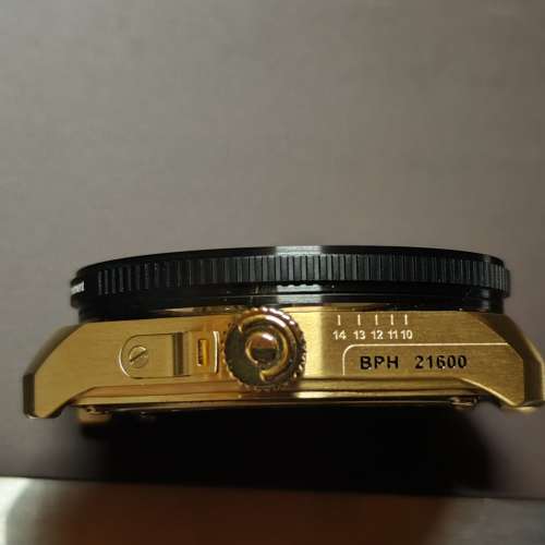 99% new .....全日本制做Tacs 玫瑰金双鏡手錶