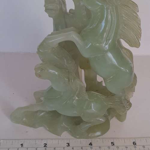7吋新山玉4駿馬擺件， 四面立體雕刻，重約一公斤， 多年前存貨清貨價售，原價1880,...
