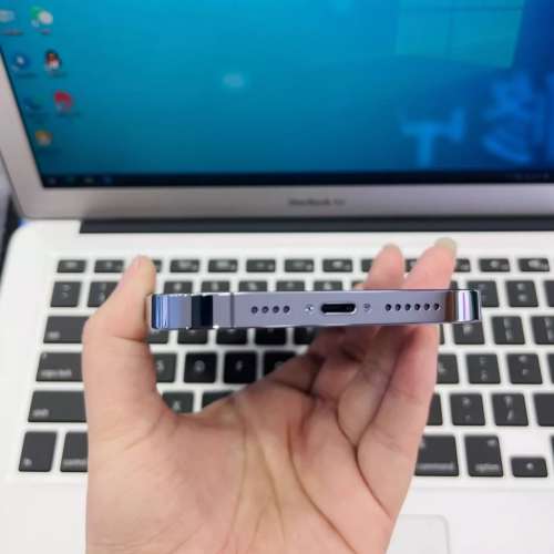 港版 Apple iPhone 13 Pro Max 128G 天峰藍色6.7寸大螢幕，功能全部正常運作，已貼...