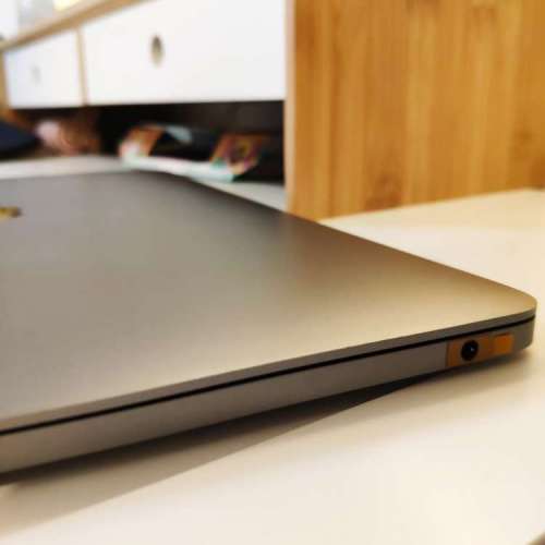 Apple Macbook pro 13 2017 (8gb ram 128gb ssd)