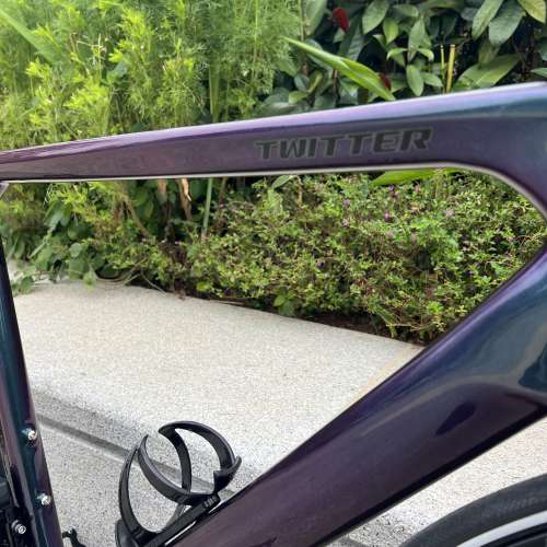 2023 新款 TWITTER R12 PRO 電變26速碟剎碳纖維公路車 送水架前後蛙燈