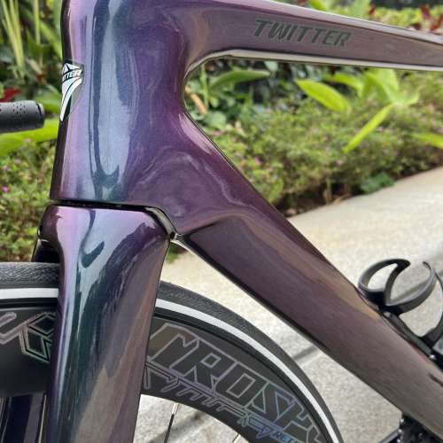 2023 新款 TWITTER R12 PRO 電變26速碟剎碳纖維公路車 送水架前後蛙燈