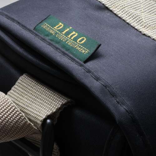 多年前購自外國, Dino尼龍斜揹相機袋, 設計特點為極度輕身,外型小巧,適合無反數碼S...