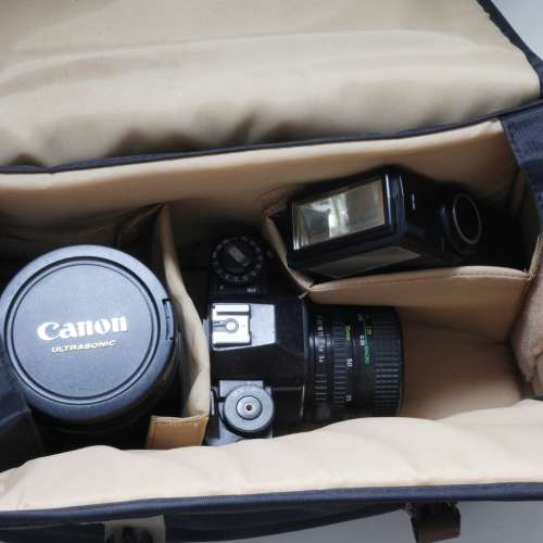 多年前購自外國, Dino尼龍斜揹相機袋, 設計特點為極度輕身,外型小巧,適合無反數碼S...