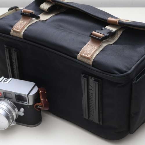 多年前購自外國, Dino尼龍斜揹相機袋, 設計特點為極度輕身,外型小巧,適合無反數碼S...