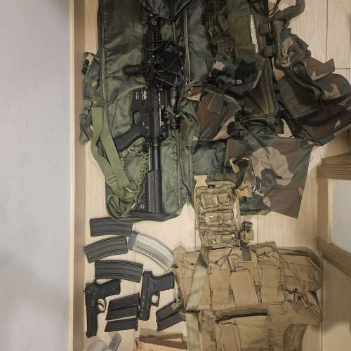 氣槍兩支，電槍M4及多件佩件