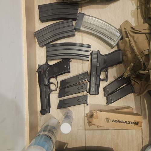 氣槍兩支，電槍M4及多件佩件