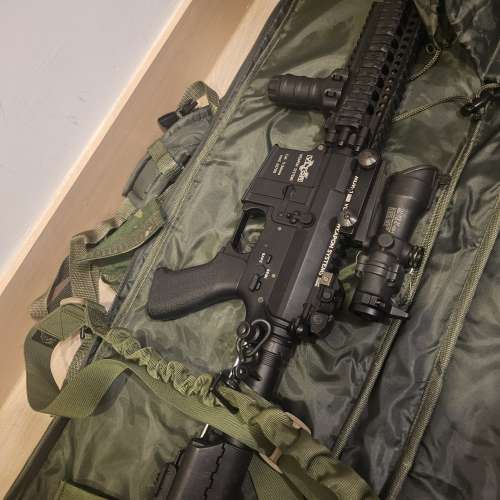 氣槍兩支，電槍M4及多件佩件