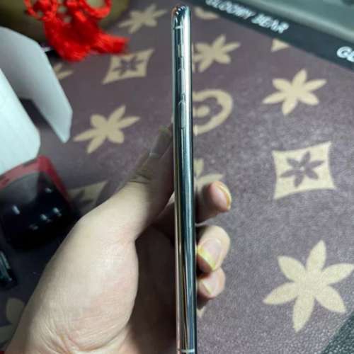 Iphone 11 pro Max 512G ，6.7 寸大屏幕顯示，電池100 % 健康度，已貼上全新玻璃鋼...