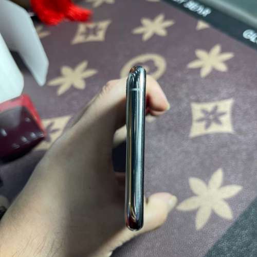 Iphone 11 pro Max 512G ，6.7 寸大屏幕顯示，電池100 % 健康度，已貼上全新玻璃鋼...