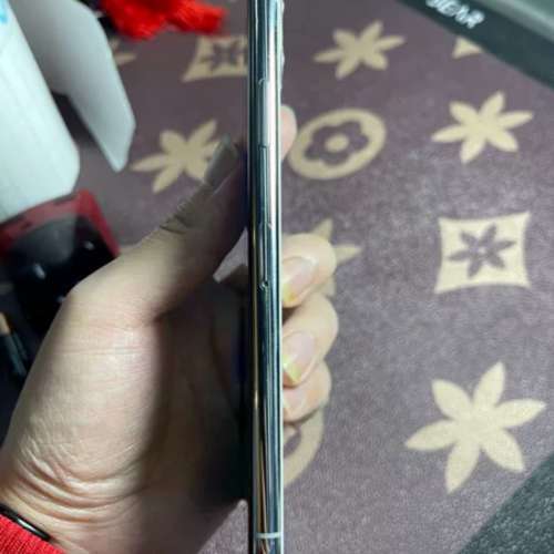 Iphone 11 pro Max 512G ，6.7 寸大屏幕顯示，電池100 % 健康度，已貼上全新玻璃鋼...