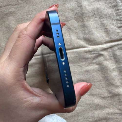 Apple iPhone 12 256G 6.1寸大螢幕，電池效能100 %，功能全部正常運作，已貼貴價玻...