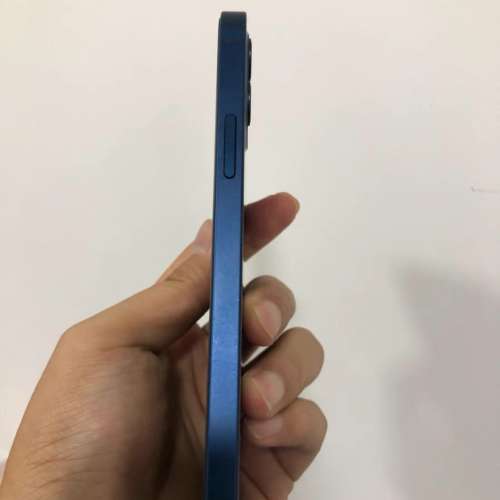 蘋果 iPhone 12 256G 6.1寸大螢幕，電池效能100 %，功能全部正常運作，已貼貴價玻璃...