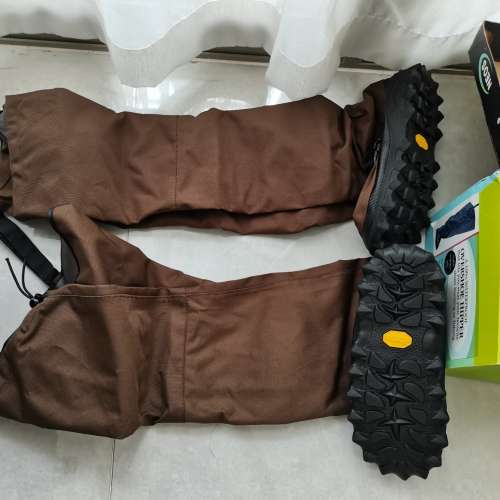 Waterproof overshoe hipper