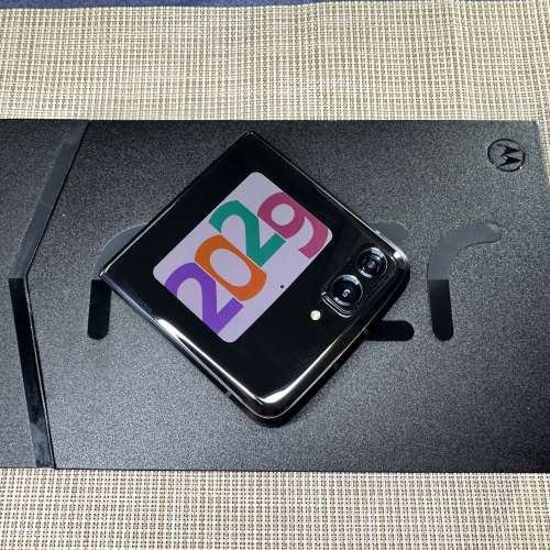 Moto RAZR 2022 5G *( 12+512GB ) 黑色*98%new ! 有盒，跟購買單據，火牛X1 , USB ...