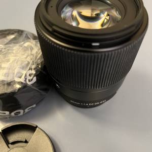 Sigma 30 1.4 DC DN for M43