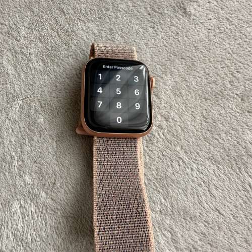 Apple Watch 4 aluminium gold 44mm  Good condition and no scratches
