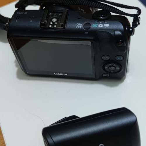 Canon EOS m 相機 附上(  EF-M 18-55mm f/3.5-5.6 IS STM鏡頭 及 閃光燈)