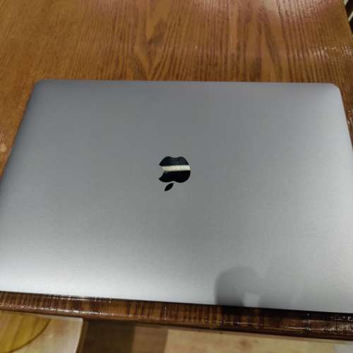 15吋 MacBook pro 2017 (i7/16g/256g/Radeon pro 555)