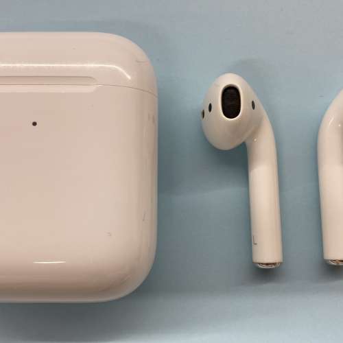 Apple AirPods 2 藍牙耳機 無線充電版本 行貨 95%新 充電盒內有輕微污穢 註：左邊耳...