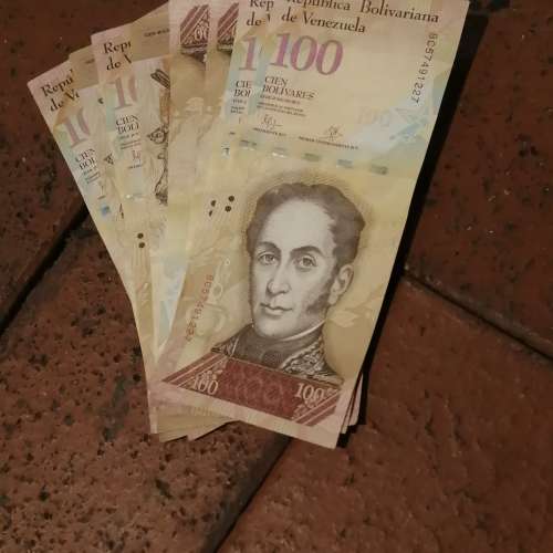 委內瑞拉一百元面額紙幣8張
