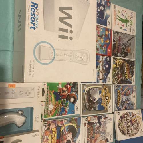 Wii 全套 連 12 game 手制兩個，雞脾制兩個，加速感應器兩個，手制套兩個