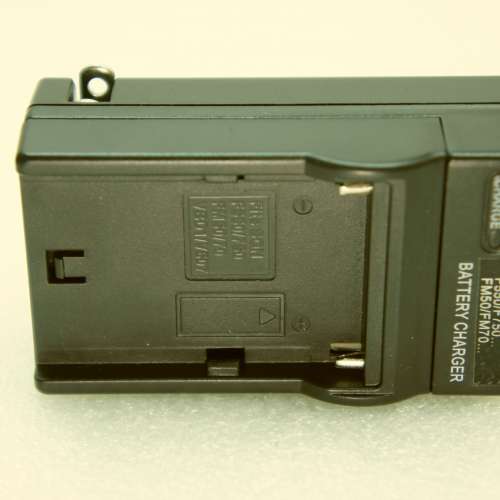 SONY DSC-F717 ，連一電一差機，2 GB 記憶卡。【 注意撥輪字體不整齊。】