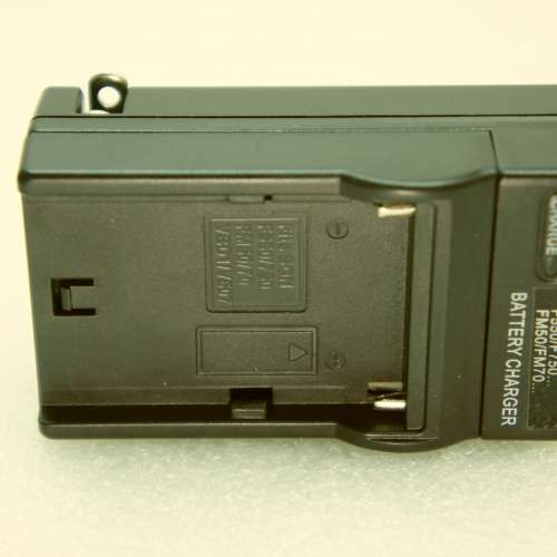 SONY DSC-F717 ，連一電一差機，2 GB 記憶卡。【 注意撥輪字體不整齊。】