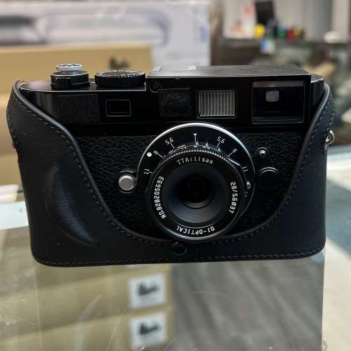 Leica M9 Digital CCD Camera (Black Paint) + Voigtlander 40mm f1.4 VM MC