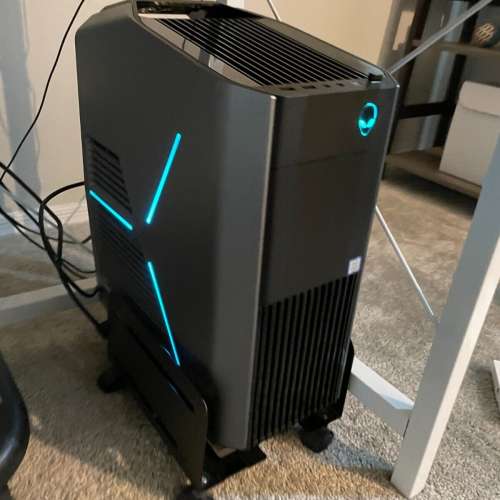 Alienware Aurora R8 (i7-9700K, 3070TI, 32gb ram, liquid cooling)