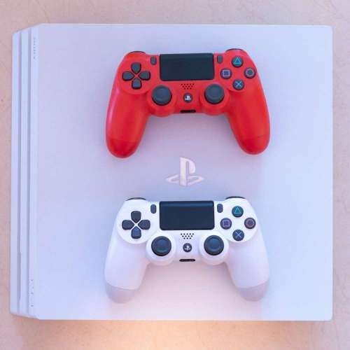 [即買即用，雙手制] PS4 Pro 1TB 冰河白+手製x2 (包HDMI 線 ; 送games)