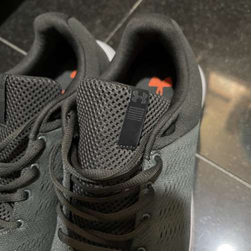正貨 專門店買的 UA under armour 波鞋 買返黎無著過size eur  44.5