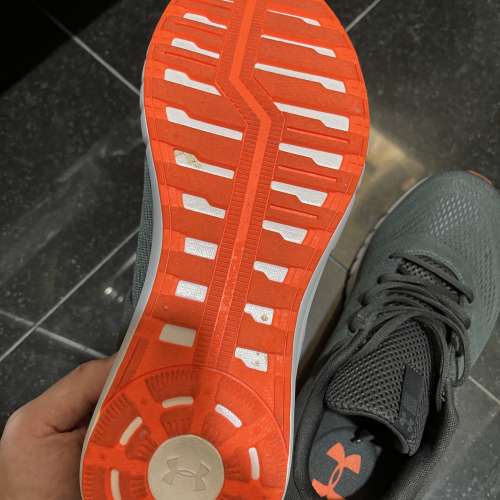 正貨 專門店買的 UA under armour 波鞋 買返黎無著過size eur  44.5