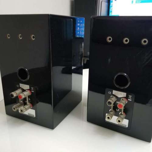 放80%新QUAD ELITE STATELITE 鋼琴木書架喇叭一對=$600