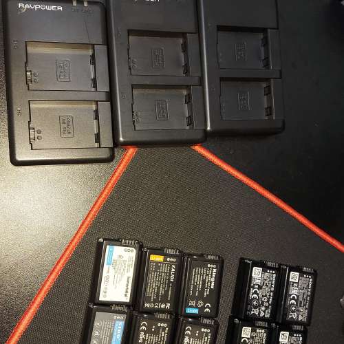 FW50 原廠電 x4粒 ,  副廠電 x6 ,  3個 usb 充電器