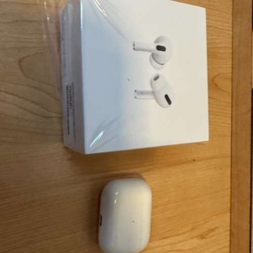 Apple Air Pods Pro (右耳有拆音) / (With crackling sound of the right ear)