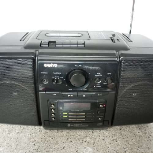 Sanyo MCH-900K手提機...可插電220v....卡帶收音6碟cd