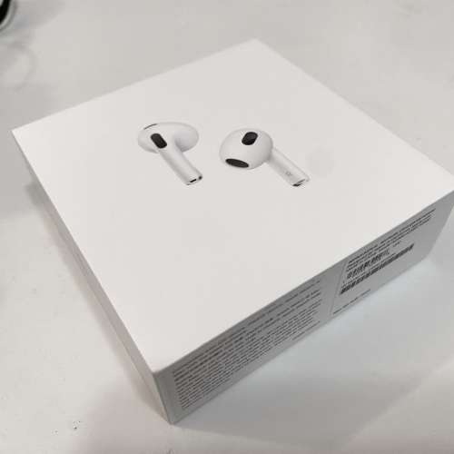 全新 AirPods (第 3 代) 配備 Lightning 充電盒