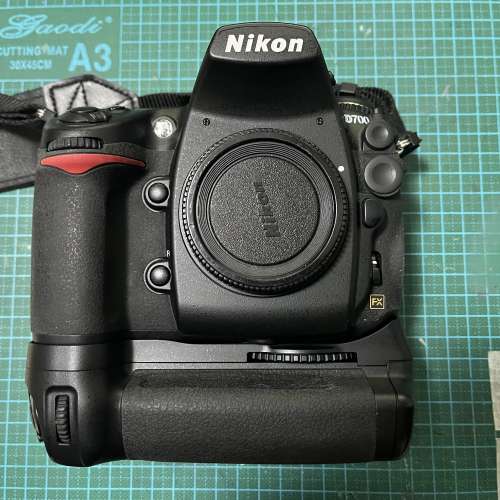 Nikon D700 + MB-D10