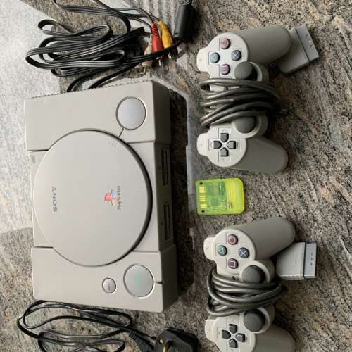 PS 遊戲機一套連手掣二個，記憶咭一張。