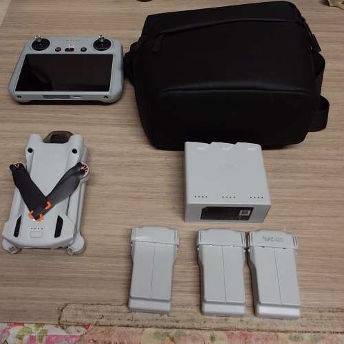 Dji mini 3 pro帶屏控,長續套裝(即係機袋,包兩大一細電池和充電器)。歡迎問價