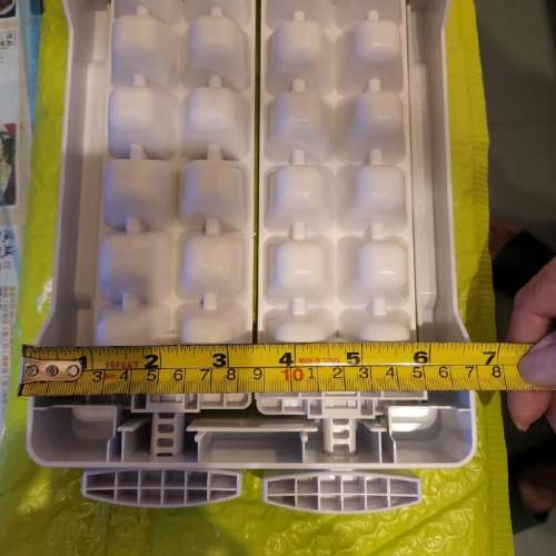 雪櫃 冰兜 / 冰盤 / 製冰格 , 只需扭轉,便可取出冰塊, 尺寸可參閱圖片。