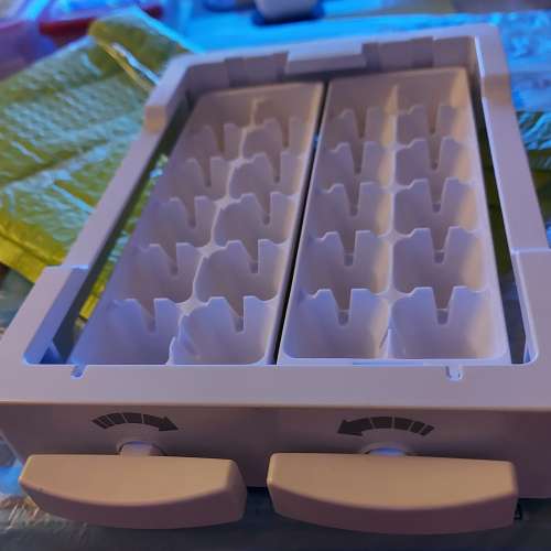 雪櫃 冰兜 / 冰盤 / 製冰格 , 只需扭轉,便可取出冰塊, 尺寸可參閱圖片。