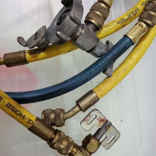 汽車入雪種喉，合舊式雪種用，屯門良景村取。